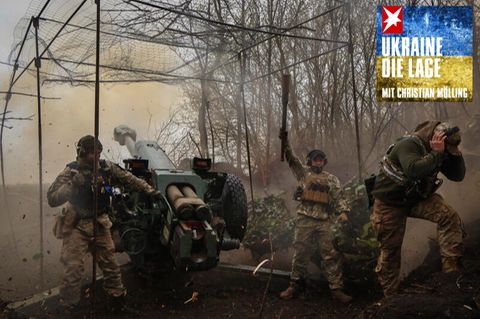 Ukrainische Soldaten feuern eine Haubitze an der Frontlinie in der Nähe von Bachmut