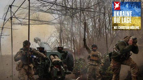 Ukrainische Soldaten feuern eine Haubitze an der Frontlinie in der Nähe von Bachmut