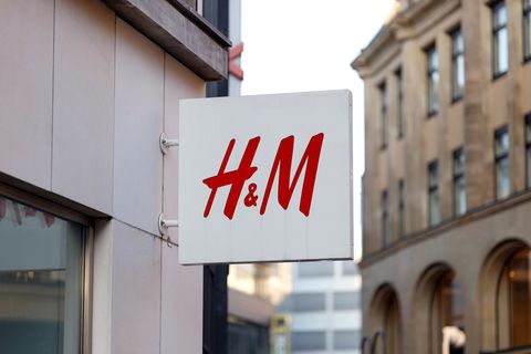 Ein Schild mit dem H&M-Logo an einer Filiale
