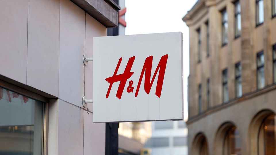 Ein Schild mit dem H&M-Logo an einer Filiale