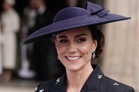 Seitdem König Charles seinem ältesten Sohn den Titel Prinz von Wales verliehen hat, trägt dessen Frau Kate den Titel Prinzessin von Wales – als Erste seit Prinzessin Diana