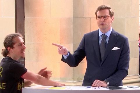 Klimaprotest: Aktivist klebt sich bei Live-Sendung an Pult – Moderator reagiert ungehalten