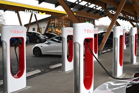 Mehrere Autos stehen an Schnellladestationen von Tesla und Fastned