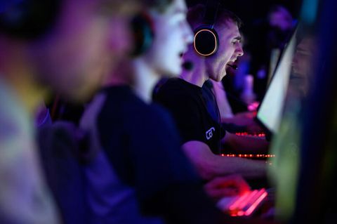 Spieler nehmen an einem E-Sport-Turnier in England teil