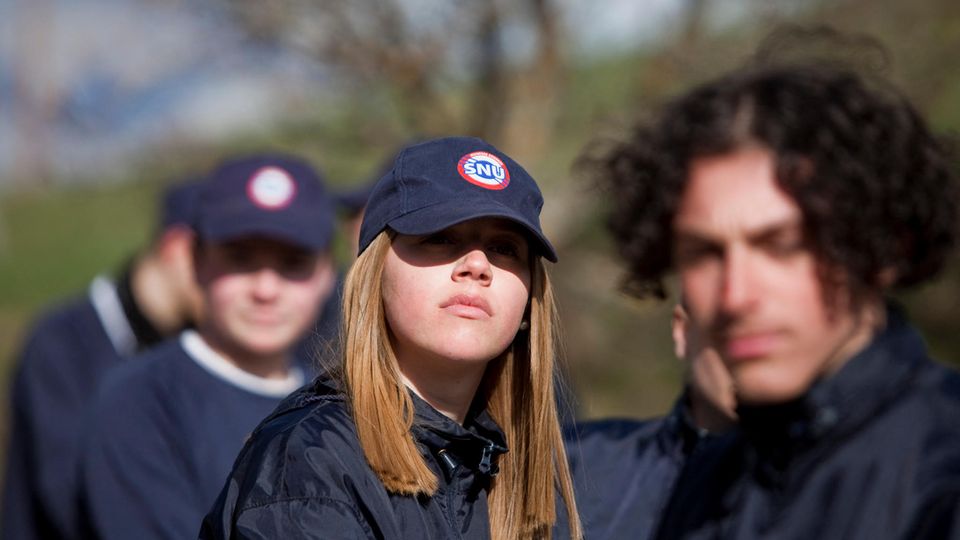 Junge Freiwillige des Service National Universel nehmen Ende April im französischen Ancelle an einer Olympiade teil