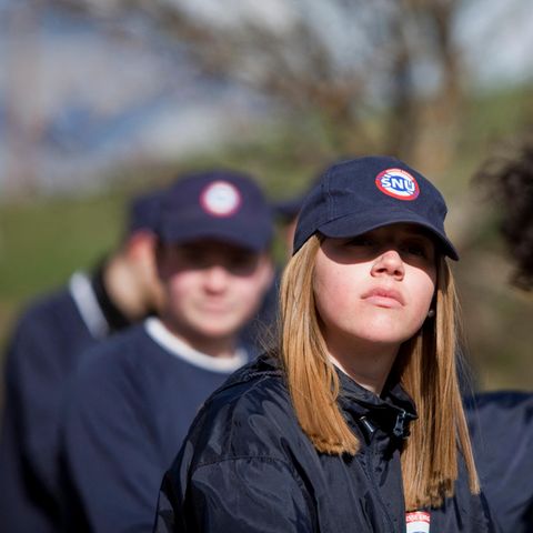 Junge Freiwillige des Service National Universel nehmen Ende April im französischen Ancelle an einer Olympiade teil
