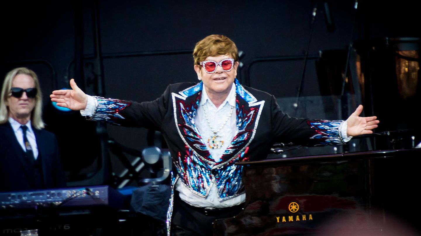 Elton John Der Sänger bei einem Konzert seiner Abschieds-Tournee "Farewell Yellow Brick Road".
