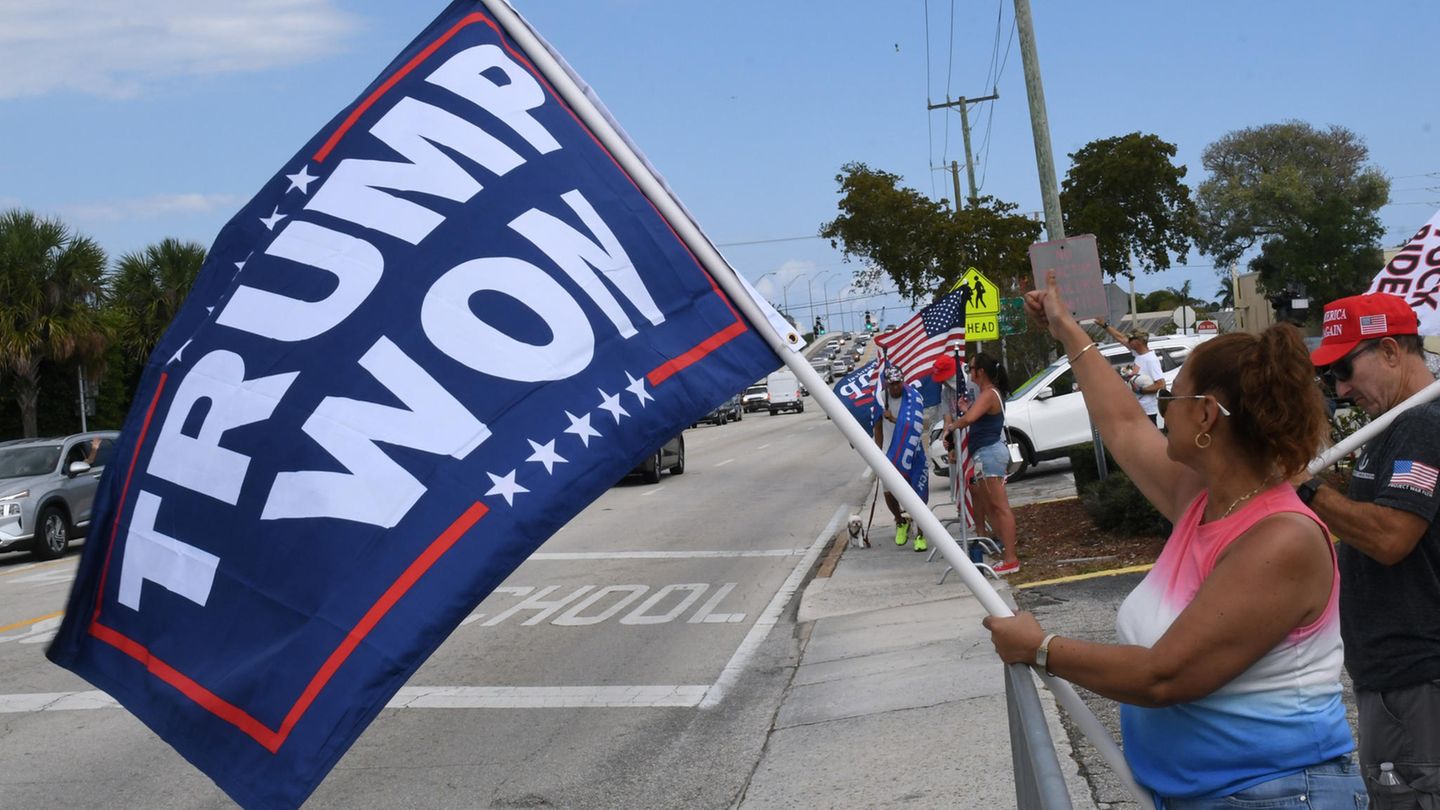 Florida USA Ein Frau mit Trump-Fahne in Florida