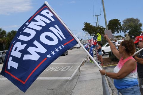 Ein Frau mit Trump-Fahne in Florida