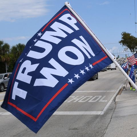 Ein Frau mit Trump-Fahne in Florida