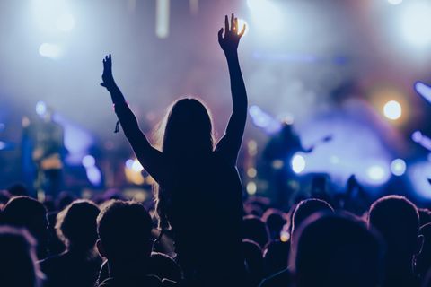 Publikum steht vor der Bühne bei einem Konzert.