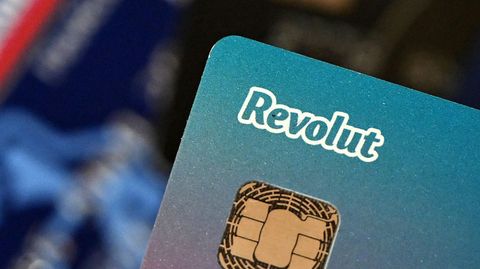 Eine Bankkarte der Neobank "Revolut" im Detail