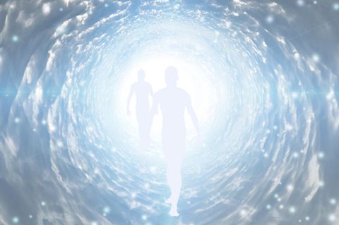 Am Ende eines Tunnels erscheint ein helles Licht: Eine Nahtoderfahrung, die immer wieder geschildert wird.