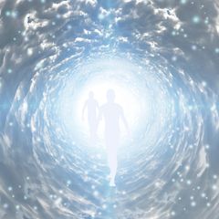 Am Ende eines Tunnels erscheint ein helles Licht: Eine Nahtoderfahrung, die immer wieder geschildert wird.