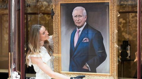 Großbritannien vor der Krönung: Alistair Barfords erstes Porträt von König Charles III wird in Londons Einkaufspassage Burlington Arcades ausgestellt. 