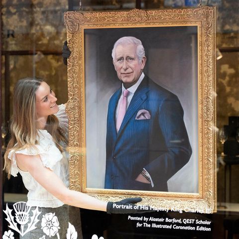 Großbritannien vor der Krönung: Alistair Barfords erstes Porträt von König Charles III wird in Londons Einkaufspassage Burlington Arcades ausgestellt. 