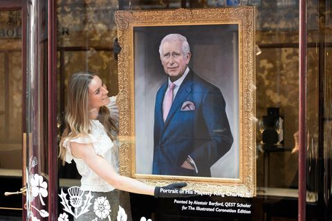 Großbritannien vor der Krönung: Alistair Barfords erstes Porträt von König Charles III wird in Londons Einkaufspassage Burlington Arcades ausgestellt. 