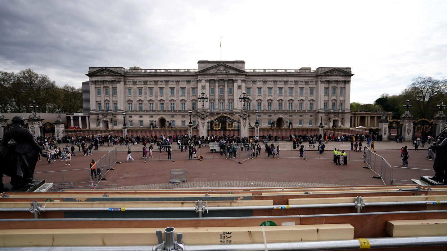 Vorfall in London: Kurz vor Krönung von Charles: Festnahme und kontrollierte Explosion nahe Buckingham-Palast
