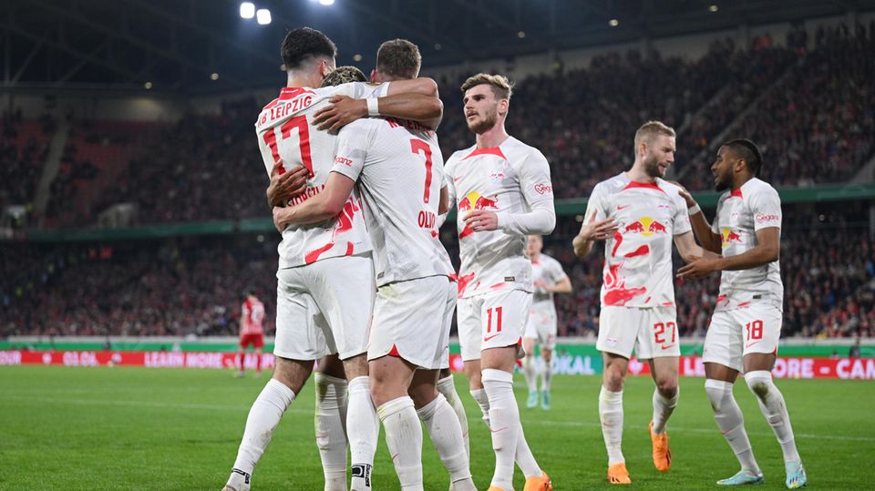Dominik Szoboszlai von RB Leipzig jubelt mit seinen Teamkameraden