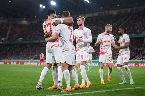 Dominik Szoboszlai von RB Leipzig jubelt mit seinen Teamkameraden