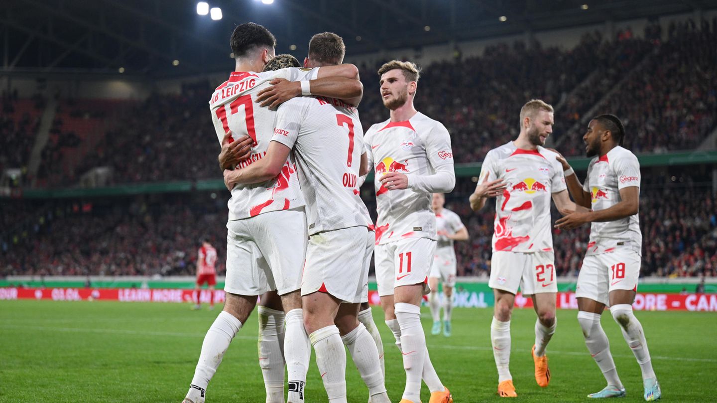 Dominik Szoboszlai von RB Leipzig jubelt mit seinen Teamkameraden