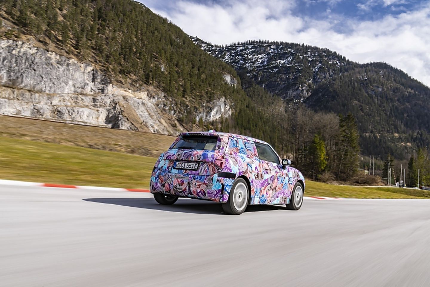 Mini_Cooper_SE-7.jpg