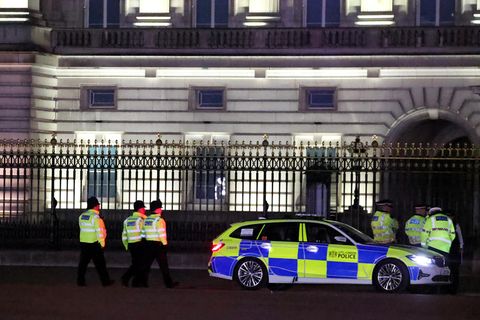 Kein Terror-Verdacht: Polizisten untersuchen vor dem Buckingham Palace den Beutel des Verdächtigen Polizisten untersuchen vor dem Buckingham Palace den Beutel des Verdächtigen