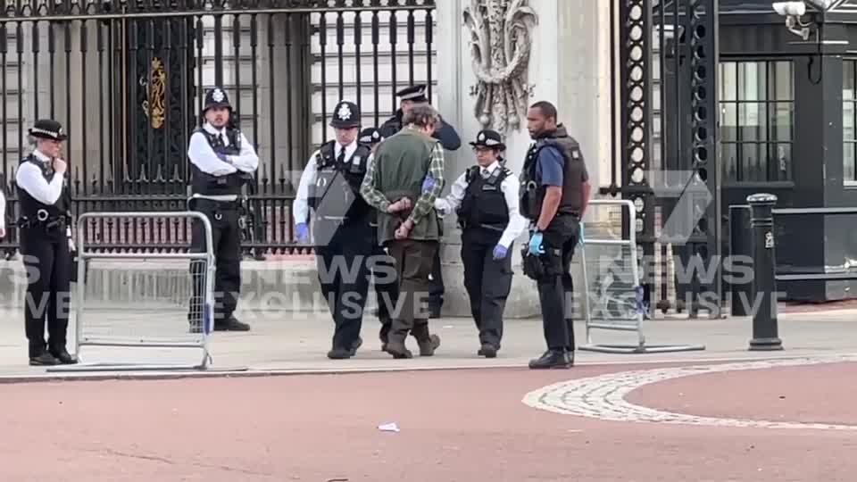 Kein Terrorverdacht: Mann wirft mit Schrotpatronen: Video zeigt Festnahme vor Buckingham-Palast Kein Terrorverdacht: Mann wirft mit Schrotpatronen: Video zeigt Festnahme vor Buckingham-Palast