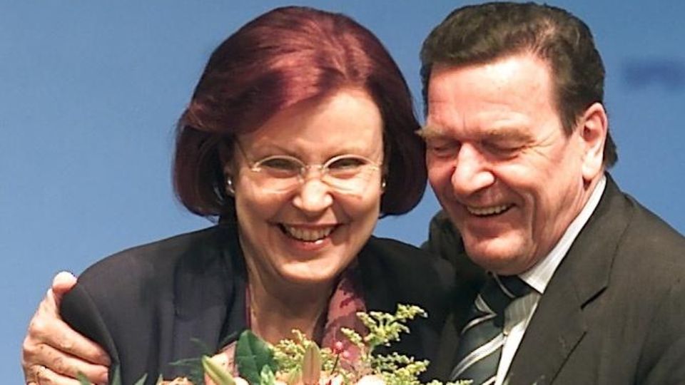 Bundeskanzler Gerhard Schroeder (SPD, r) gratuliert mit einerm Blumenstrauss der Bundesentwicklungshilfeministerin Heidemarie Wieczorek-Zeul (SPD, l.) am Mittwoch (21.11.01) beim SPD-Bundesparteitag in Nuernberg. Wieczorek-Zeul feiert am Mittwoch (21.11...