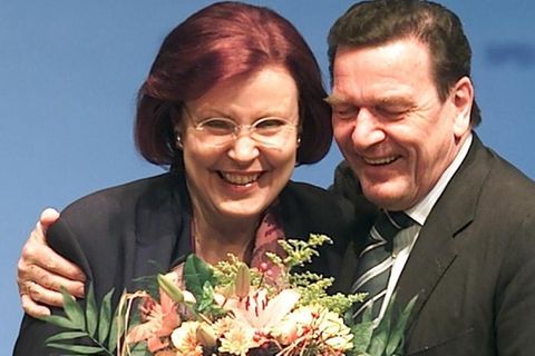 Bundeskanzler Gerhard Schroeder (SPD, r) gratuliert mit einerm Blumenstrauss der Bundesentwicklungshilfeministerin Heidemarie Wieczorek-Zeul (SPD, l.) am Mittwoch (21.11.01) beim SPD-Bundesparteitag in Nuernberg. Wieczorek-Zeul feiert am Mittwoch (21.11...
