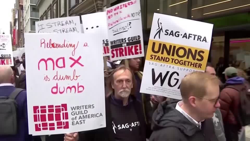 Video: Hollywood-Autoren fordern mehr Geld und Schutz vor KI Video: Hollywood-Autoren fordern mehr Geld und Schutz vor KI