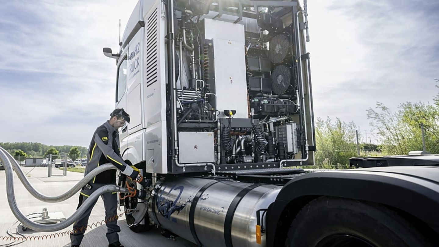 Background: Daimler Trucks fuel cell strategy: two-pronged