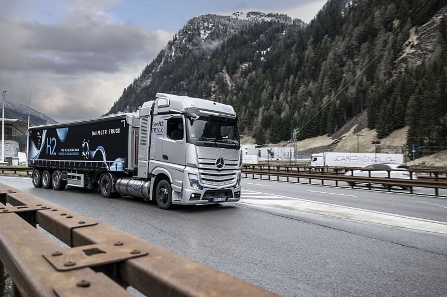 Mercedes Gen2 H2 Truck