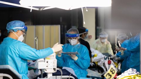 Medizinisches Personal behandelt Corona-Patienten in China