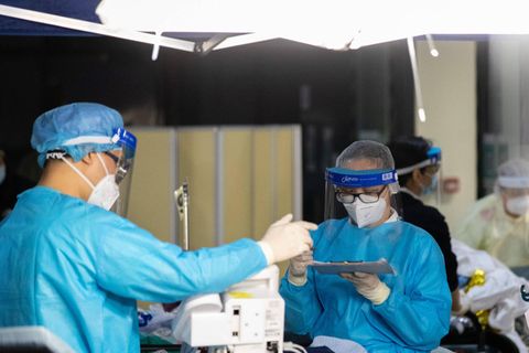 Medizinisches Personal behandelt Corona-Patienten in China