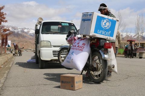 Das Kinderhilfswerk Unicef verteilt Reis auf dem Land in Afghanistan, wo viele Menschen an Hunger leiden