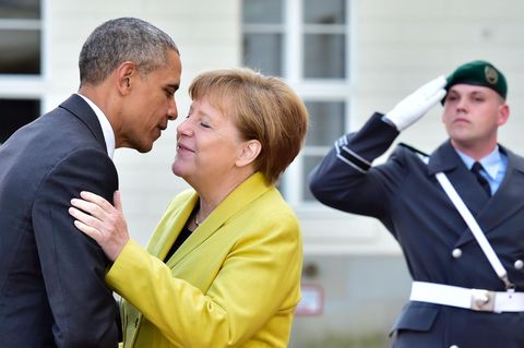 Angela Merkel und Barack Obama küssen sich zur Begrüßung auf die Wange