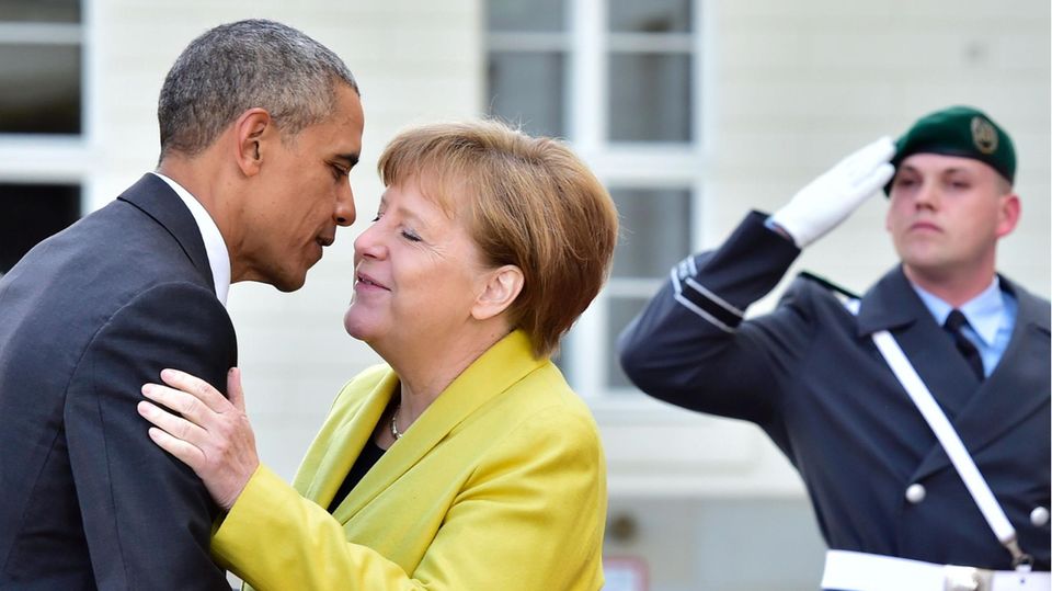 Angela Merkel und Barack Obama küssen sich zur Begrüßung auf die Wange