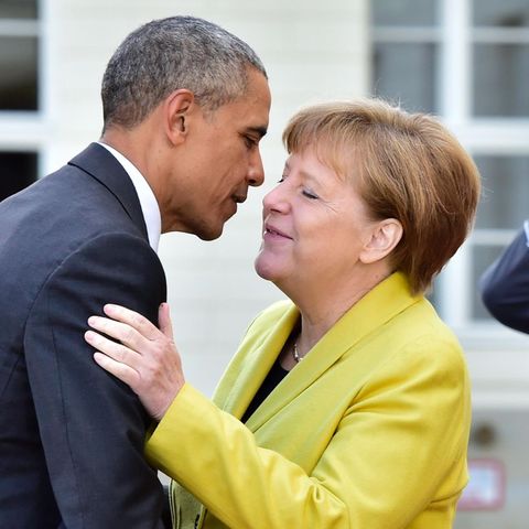 Angela Merkel und Barack Obama küssen sich zur Begrüßung auf die Wange
