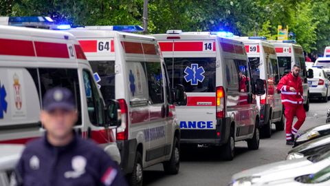 Rettungskräfte im Großeinsatz vor einer Grundschule in Belgrad: Durch Schüsse sind dort mehrere Menschen getötet worden