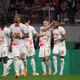 Zum Leidwesen der Freiburger Anhänger wurde ihr Klub von Leipzigs Offensive gnadenlos überrollt. Überragender Mann des Brause-Vereins war der Spanier Dani Olmo (2.r.), der das 1:0 per Kopf erzielte und danach weiter wirbelte. Die Freiburger Defensive war komplett überfordert.