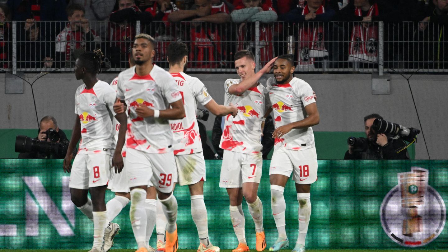 Zum Leidwesen der Freiburger Anhänger wurde ihr Klub von Leipzigs Offensive gnadenlos überrollt. Überragender Mann des Brause-Vereins war der Spanier Dani Olmo (2.r.), der das 1:0 per Kopf erzielte und danach weiter wirbelte. Die Freiburger Defensive war komplett überfordert.