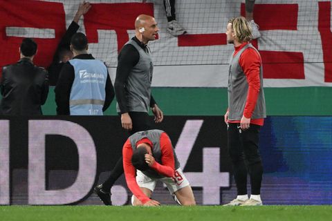 Das passte einigen Freiburger Fans nicht. Sie ließen ihren Frust raus und warfen Gegenstände auf den Rasen. Eine 2-Euro-Münze landete am Kopf von Leipzigs Einwechselspieler Silva, der sich gerade vor der Freiburger Kurve warm machte.