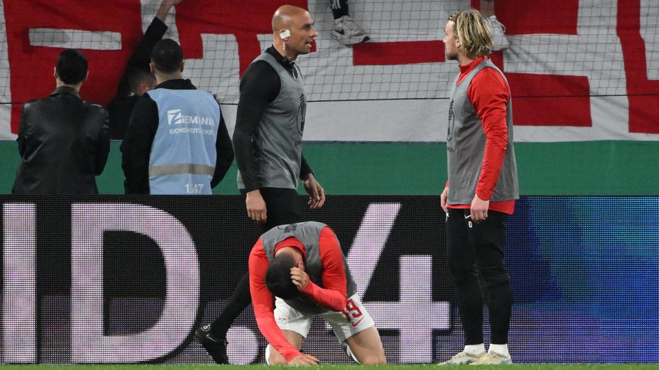 Das passte einigen Freiburger Fans nicht. Sie ließen ihren Frust raus und warfen Gegenstände auf den Rasen. Eine 2-Euro-Münze landete am Kopf von Leipzigs Einwechselspieler Silva, der sich gerade vor der Freiburger Kurve warm machte.