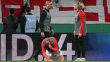 Das passte einigen Freiburger Fans nicht. Sie ließen ihren Frust raus und warfen Gegenstände auf den Rasen. Eine 2-Euro-Münze landete am Kopf von Leipzigs Einwechselspieler Silva, der sich gerade vor der Freiburger Kurve warm machte.