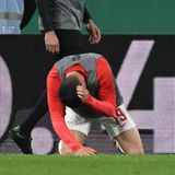 Das passte einigen Freiburger Fans nicht. Sie ließen ihren Frust raus und warfen Gegenstände auf den Rasen. Eine 2-Euro-Münze landete am Kopf von Leipzigs Einwechselspieler Silva, der sich gerade vor der Freiburger Kurve warm machte.