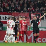 Nach einem harten Einsteigen gegen Innenverteidiger Willy Orban zeigte Schiedsrichter Sven Jablonski dem Freiburger Kübler (r.) die gelbe Karte. Es kam zu Rangeleien zwischen den Profis, die Stimmung war aufgeheizt.