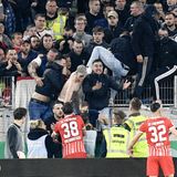 Einige Freiburg-Ultras hatten sich nicht im Griff, kletterten über die Absperrung und pöbelten. Ordner und Freiburger Spieler griffen ein und versuchten, die Lage zu beruhigen.