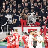 Die Szene war ein kritischer Moment. Zu groß war der Frust der Anhänger, dass ihr Team ausgerechnet gegen den "Klassenfeind" RB Leipzig so desolat unterging. Dass Leipzig ab der 57. Minute nach einer roten Karte für Josko Gvardiol nur zu zehnt auf dem Platz stand, beruhigte die Gemüter nicht.