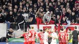 Die Szene war ein kritischer Moment. Zu groß war der Frust der Anhänger, dass ihr Team ausgerechnet gegen den "Klassenfeind" RB Leipzig so desolat unterging. Dass Leipzig ab der 57. Minute nach einer roten Karte für Josko Gvardiol nur zu zehnt auf dem Platz stand, beruhigte die Gemüter nicht.